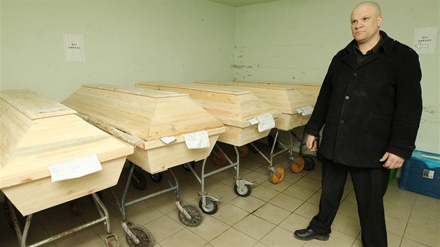 Pavel Rous, vedoucí řidičů pohřební služby Traspol v chladicí místnosti, kde jsou uloženi nebožtíci.
