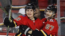 Matthew Tkachuk,(vlevo) a Michael Frolík z Calgary oslavují gól.