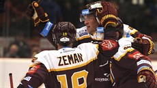 Hrá�i Jihlavy slaví gól v síti Pardubic.