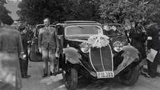 Bugatti 46 na souti elegance v Podbradech roku 1937  u automobilu je...