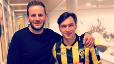 Ruský fotbalista Vjaeslav Karavajev (vpravo) pózuje v dresu Vitesse Arnhem,...