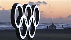Olympijské kruhy na pláži v Gangneung, kde se nachází olympijská vesnice.