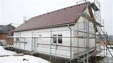 D�m pro rodinu posti�eného Ale�e by m�l být dokon�en koncem dubna. Má obytnou...