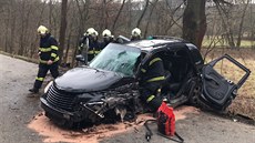 U Strenic na Mladoboleslavsku nabouralo auto do stromu. (31.1.2018)