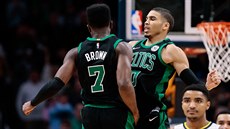 Jaylen Brown a Jayson Tatum oslavují trefu Bostonu proti Denveru.