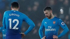 Olivier Giroud a Aaron Ramsey z Arsenalu jsou zklamaní z výkonu proti Swansea.