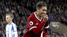 Roberto Firmino z Liverpoolu oslacvuje svj gól proti Huddersfield Town.