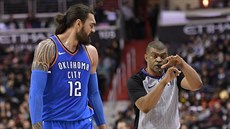 Steven Adams z Oklahoma City inkasuje technickou chybu od rozhodího Tonyho...