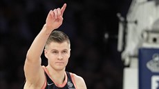 Kristaps Porzingis z New Yorku dkuje za pihrávku.