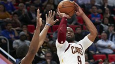 Dwyane Wade (vpravo) z Clevelandu stílí na ko Detroitu.