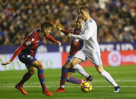 Cristiano Ronaldo z Realu Madrid (v bílém) klikuje mezi soupei z Levante.