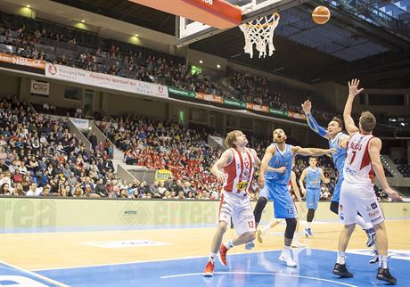 Utkání basketbalové ligy v arén zimního stadionu v Pardubicích