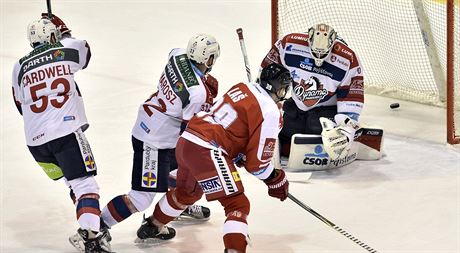 Olomoucký útoník Marek La pekonává Ondeje Kacetla v brance Pardubic....