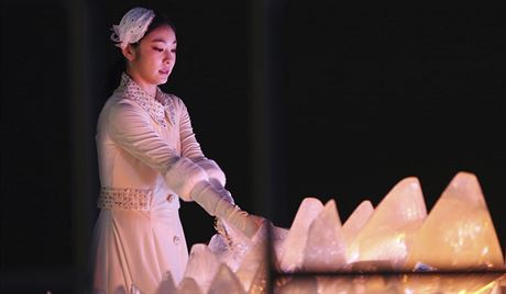 Sedmadvacetiletá bývalá krasobruslaka Kim Ju-na zapálila olympijský ohe.