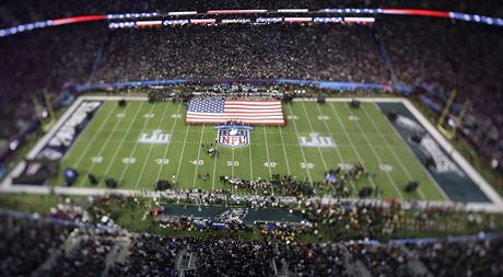 Ped zahájením Super Bowlu musí zaznít americká hymna.