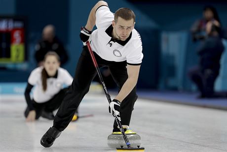 Alexandr Kruelnickij z ruského týmu v curlingovém zápolení smíených dvojic