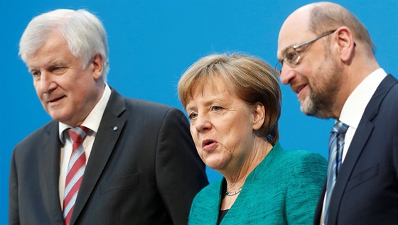 Horst Seehofer, Angela Merkelová a Martin Schulz informují novináe o vzniku...