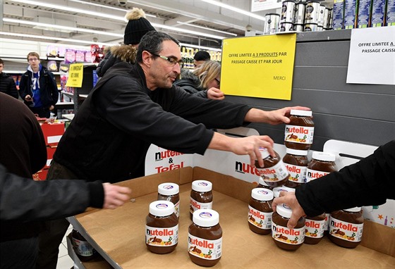 Nutella v akci vyvolala ve francouzských supermarketech nákupní ílenství, je...