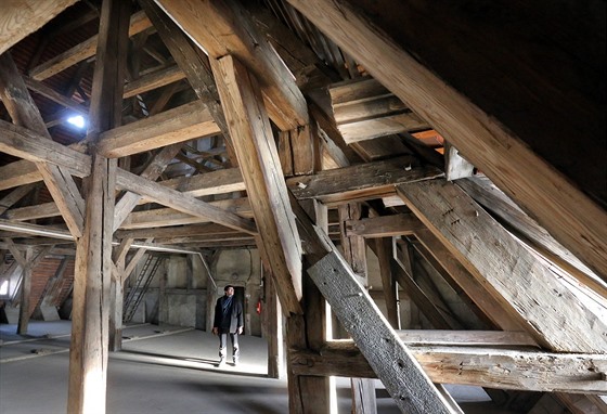 Gotické dřevěné krovy mohou lidé vidět při prohlídkách chebských půd.