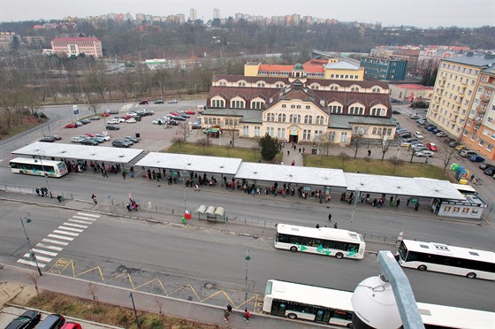Hlavní uzel městské hromadné dopravy u karlovarské Městské tržnice.