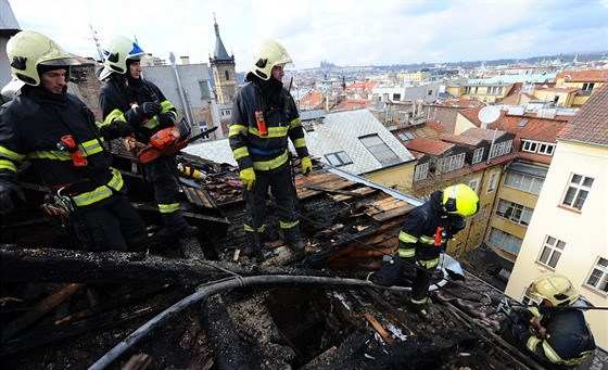V centru Prahy zasahovali hasiči u požáru v podkrovním bytě (4. února 2018).