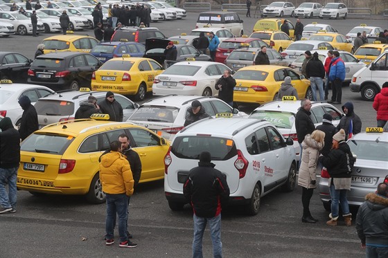 Taxikái protestují proti alternativním pepravním slubám (9. února 2018).