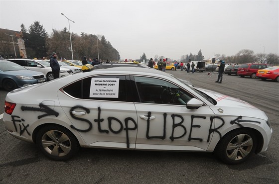 Taxikáři protestují proti alternativním přepravním službám už druhý den (9....