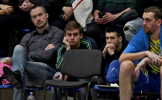 Zadumaná lavika Ústí nad Labem, vlevo sedí klubový manaer Tomá Hrubý.