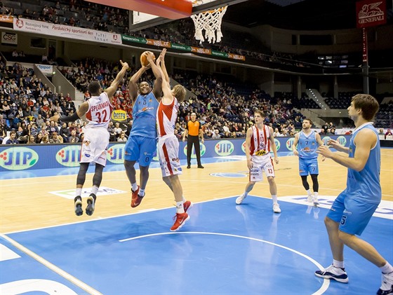 Charles Mitchell (v modrém) z Olomoucka stílí na pardubický ko pes Ondeje...