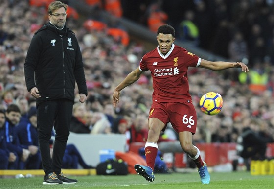 Trent Alexander-Arnold z Liverpoolu (vpravo) vede mí ped zraky svého trenéra...