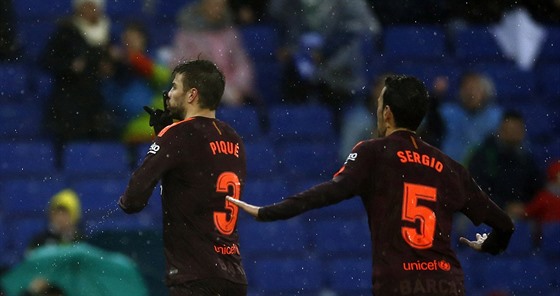 ZACHRÁNCE. Gerard Piqué (vlevo) vystelil Barcelon remízu s Espaolem.