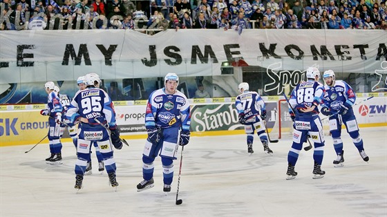 Hokejisté Komety Brno v utkání proti Pardubicím