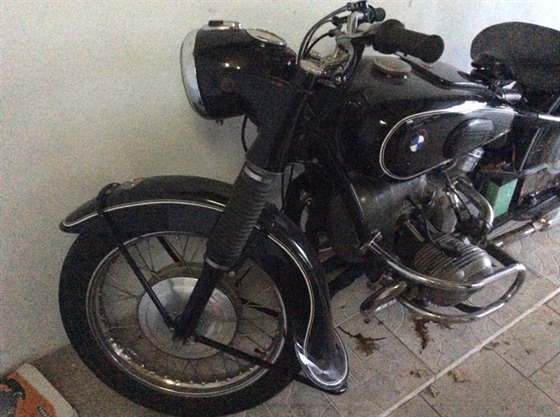 Historický motocykl BMW z roku 1954 ukradl zloděj ze zamčené garáže. Podle...