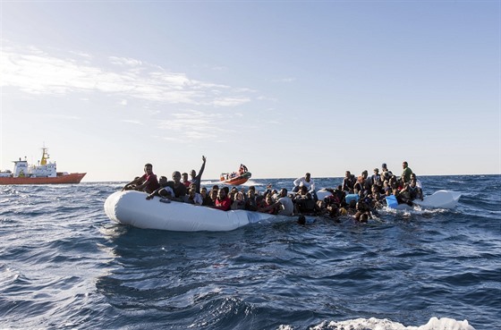 Migranti na gumovém člunu
