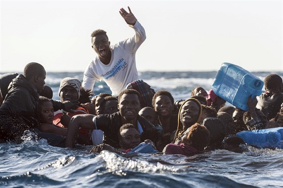 Záchrana migrantů ve Středozemní moři. Na snímku zasahuje italská pobřežní...