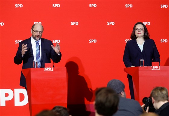 Odstupující Martin Schulz a nová pedsedkyn SPD Andrea Nahlesová (7. února...