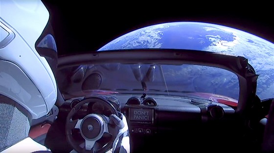 Muskův kabriolet Tesla Roadster s figurínou Starman se vznáší ve vesmírném...