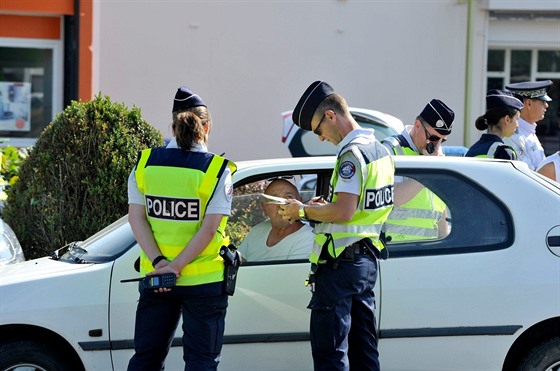 Ve Francii Policie může pokutovat řidiče s mobilem, i když stojí mimo vyhrazené...