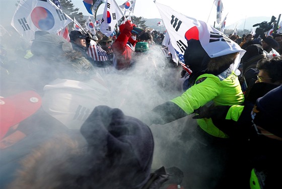 Policisté se snaží uklidnit demonstraci v jihokorejském Pchjongčchangu