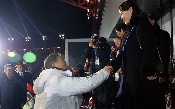 Prezident Jižní Koreje Mun Če-in si třese rukou s Kim Jo-čong, sestrou...