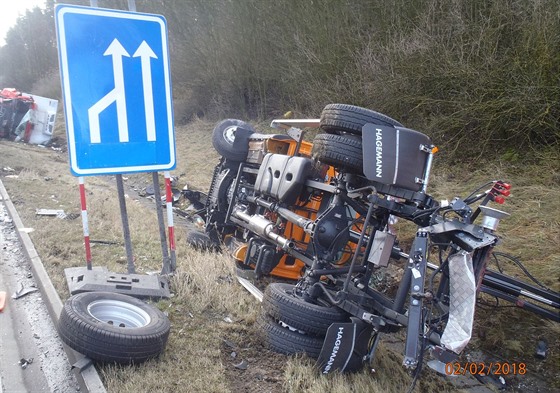 Po sráce náklaáku s vozem silniá na dálnici D5 u Beneovic skonila ob...