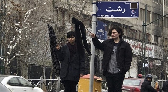 Čím dál více Íránek si na protest sundává hidžáb. To je přitom v Íránu trestné....