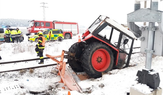 Traktor zstal stát na pejezdu u Stelských Hotic. Nedokázal odjet a vrazil...