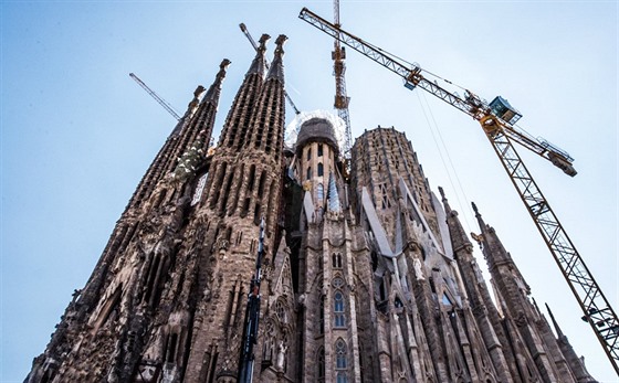 Jedna ze zásadních akních scén Poátku se odehraje v chrámu Sagrada Família.