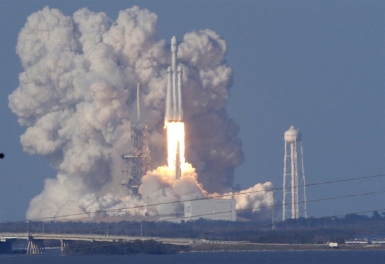 Raketa Falcon Heavy startuje na svou první cestu 6. 1. 2018 ve 21:45.