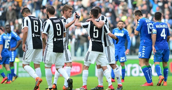 Fotbalisté Juventusu Turín se radují proti Sassuolu, gratulují stelci...