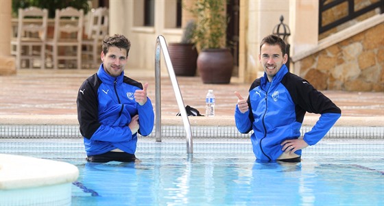 Plzetí fotbalisté Jan Kovaík (vlevo) a Tomá Hoava regenerují v bazénu po...