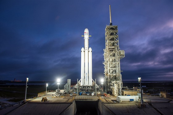 Falcon Heavy u startovní rampy LC-39A