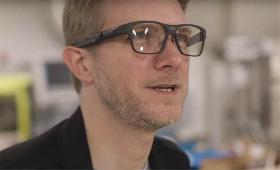 Redaktor Dieter Bohn testuje chytré brýle Intel Vaunt (testovací prototyp,...