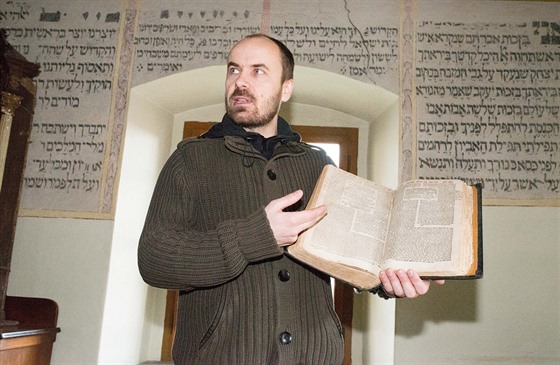 Správce holeovské synagogy Vratislav Brázdil pro ni získal vzácnou knihu...